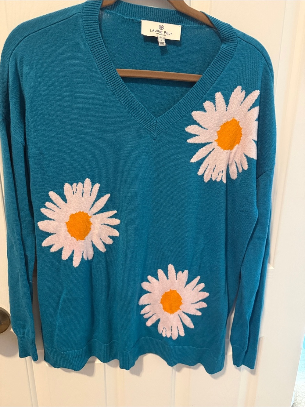 Laurie Felt Teal V-Neck Sweater with White and Yellow Daisy Motifs